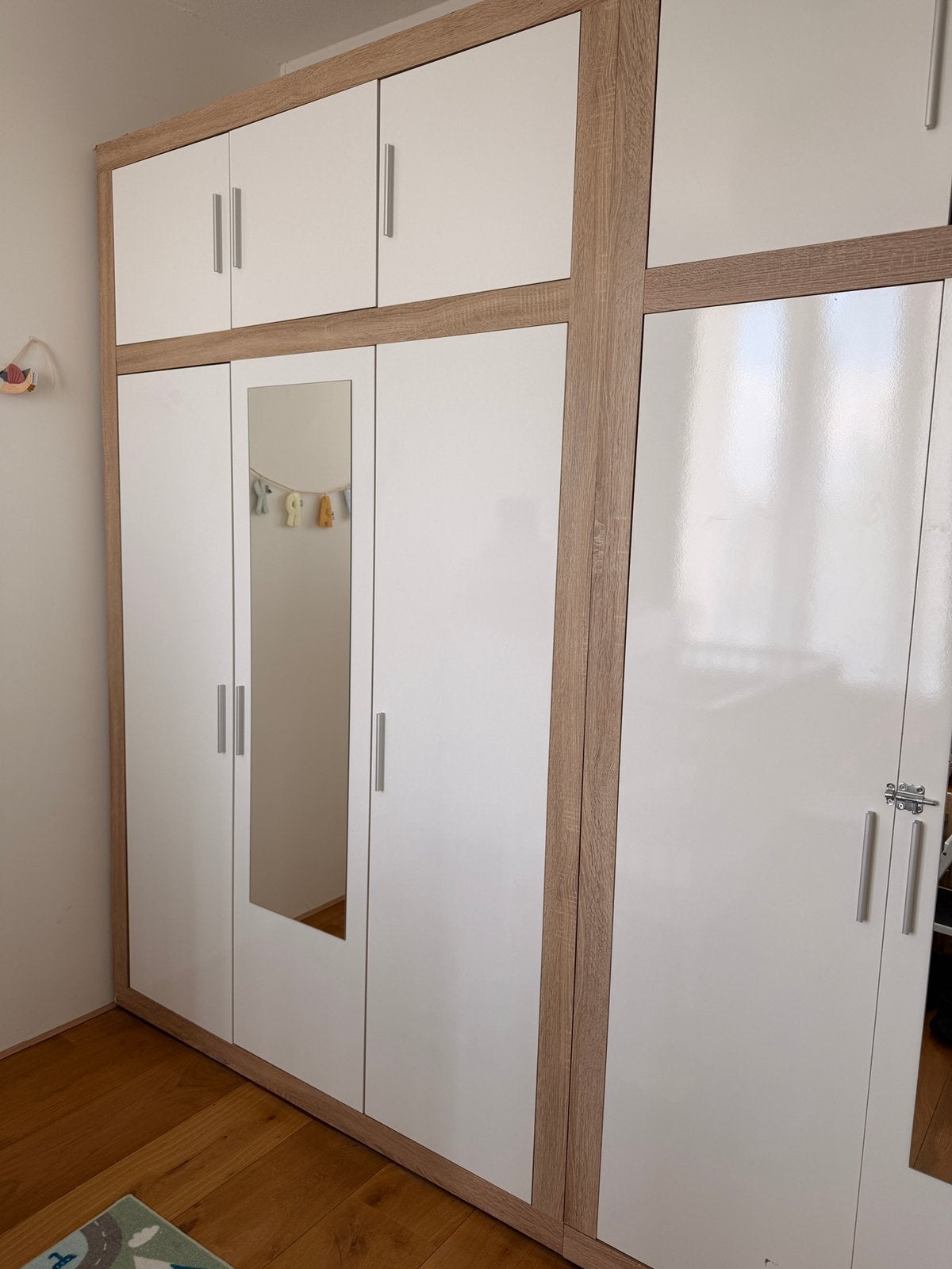 JYSK FAVRBO Wardrobe - White High Gloss / Oak Frame, Ophalen, Met deur(en), 100 tot 150 cm, 200 cm of meer