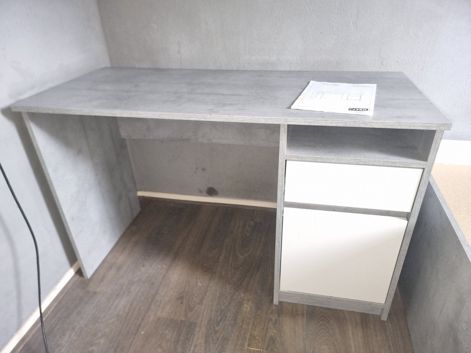 JYSK Billund Bureau met bijpassend BED wit/betonlook, Ophalen, Met lades, Gebruikt, Spaanplaat of MDF