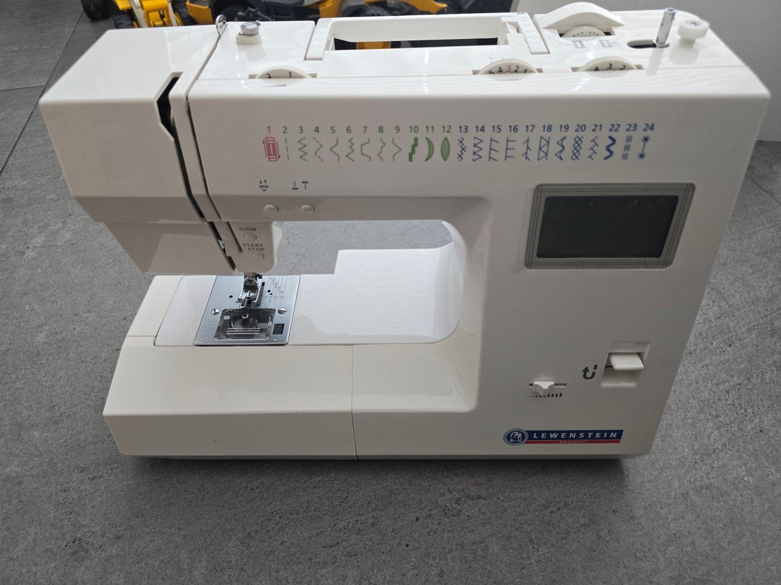 Lewenstein VRED-24 Naaimachine, Ophalen, Gebruikt, Naaimachine, Lewenstein