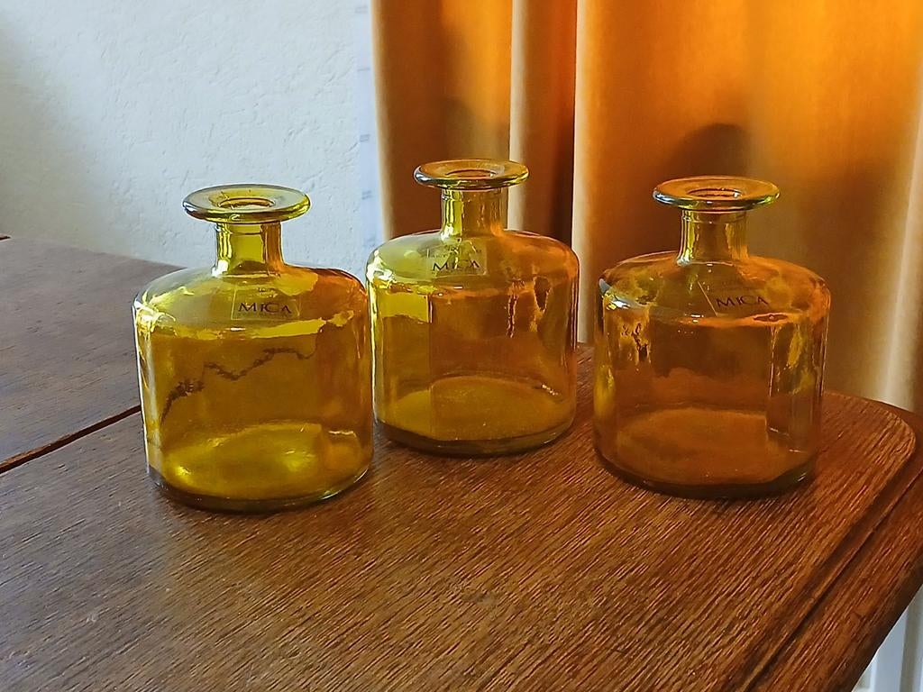 DRIE  MICA DECORATIONS VAASJES  OKERGEEL.  NIEUWSTAAT.., Geel, Ophalen of Verzenden, Minder dan 50 cm, Glas