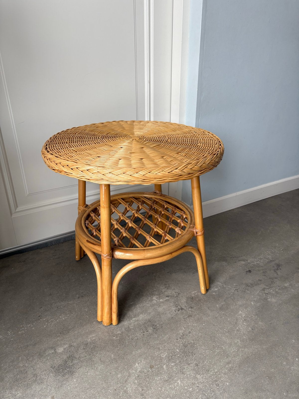 Rotan bijzettafel met twee niveaus, Huis en Inrichting, Tafels | Bijzettafels, Gebruikt, Rond, 45 tot 60 cm, Minder dan 55 cm