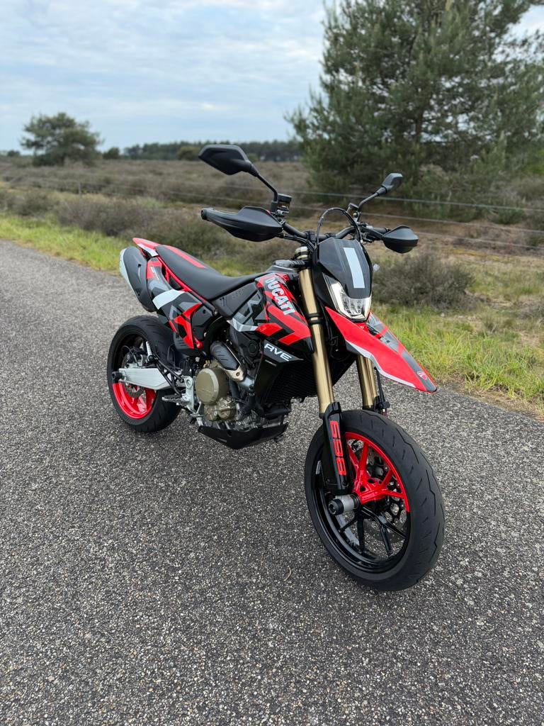 Ducati 698 HYPERMOTARD RVE fabrieks garantie 10-2026, Motoren, Motoren | Ducati, Occasion, Particulier, Meer dan 35 kW, Handvatverwarming