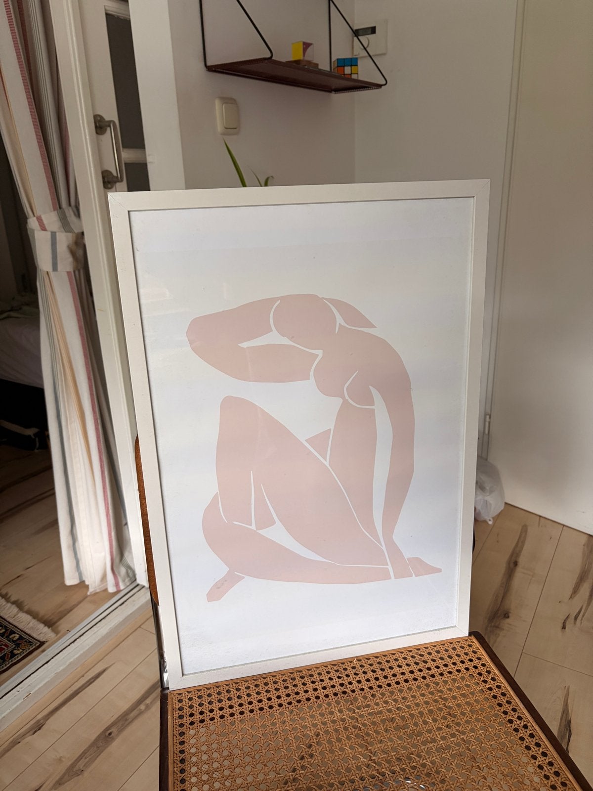 Moderne kunstprint: Abstract figuur in wit frame, Figuren, Papier/karton, Ophalen of Verzenden, Ingelijst