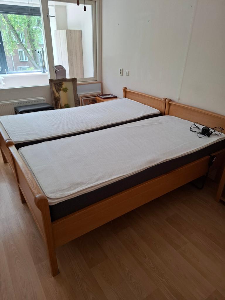 Twee eenpersoonsbedden met verstelbare lattenbodems, Huis en Inrichting, Slaapkamer | Bedden, 90 cm, Eenpersoons, Bruin, Klassiek