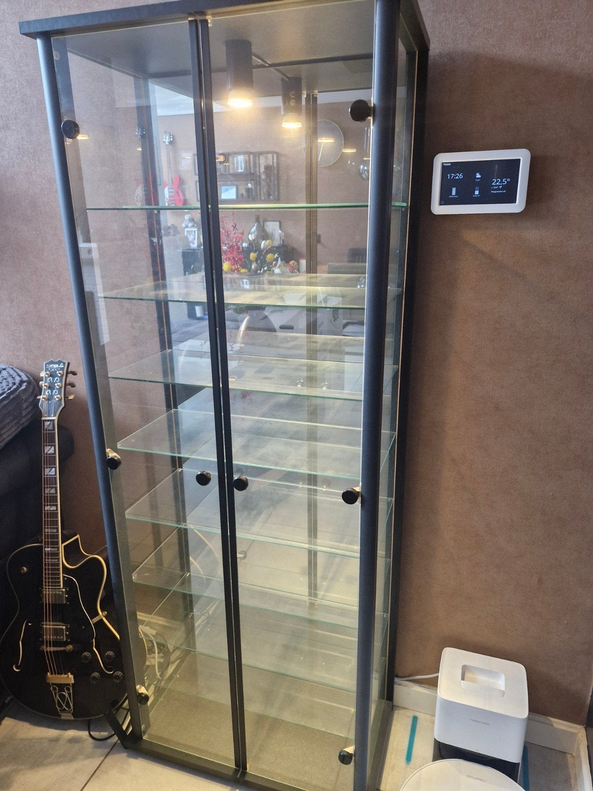 Zwarte vitrinekast met glazen deuren en verlichting, Ophalen, 50 tot 100 cm, Glas, 150 tot 200 cm