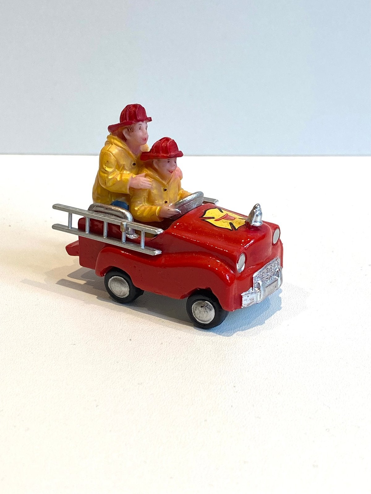 Lemax Pedal Car Firemen (22029), Verzenden