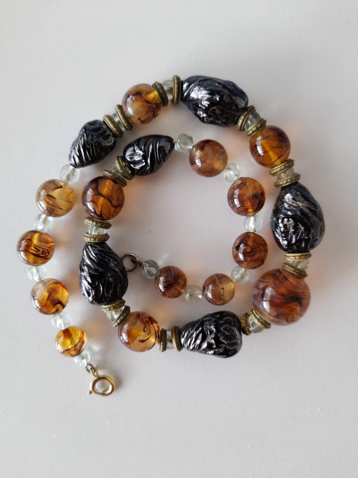 40 cm. lange ketting met o.a. BARNSTENEN., Ophalen, Overige materialen