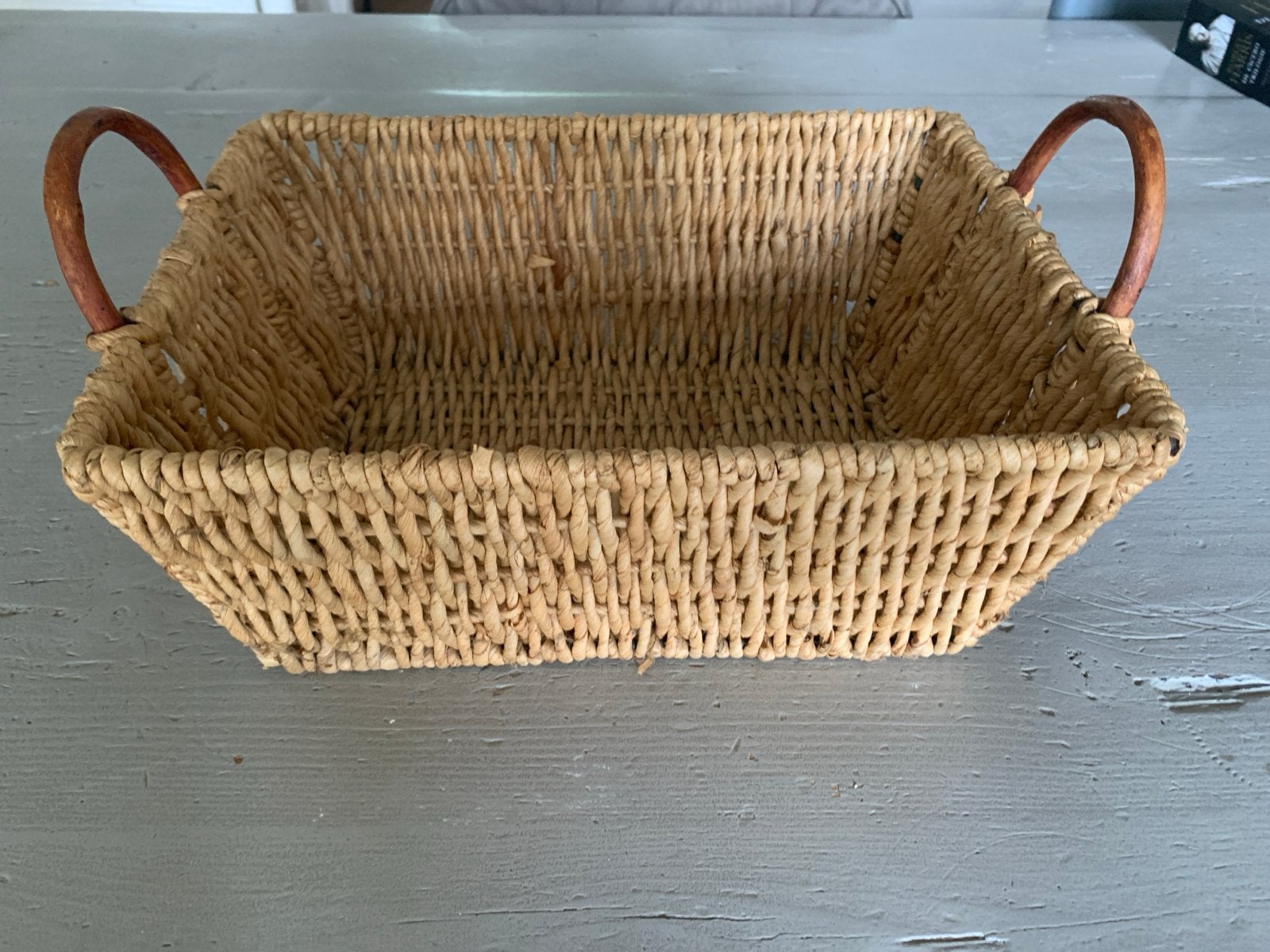 Rieten mand met houten handvatten - 33x24 cm, Huis en Inrichting, Ophalen, Gebruikt, Gevlochten, Mand