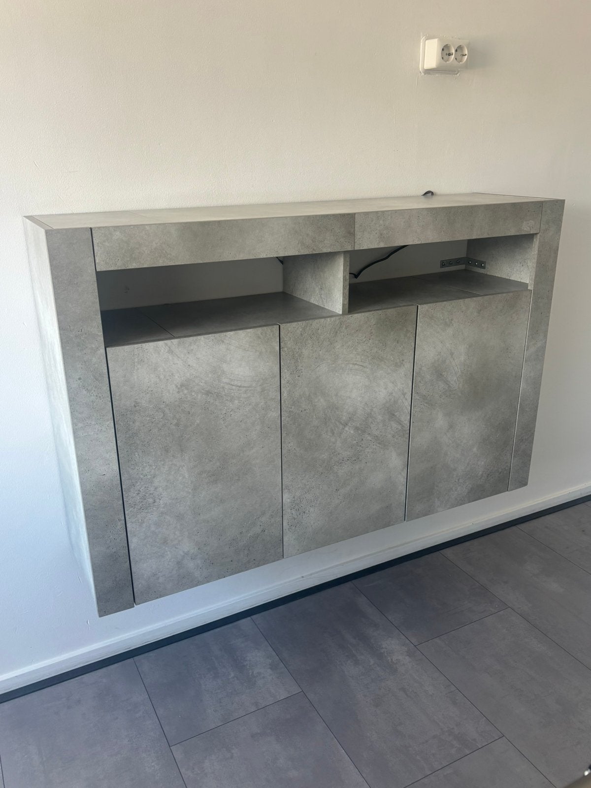Beton look kast, Ophalen, Met deur(en), Zo goed als nieuw, Minder dan 150 cm