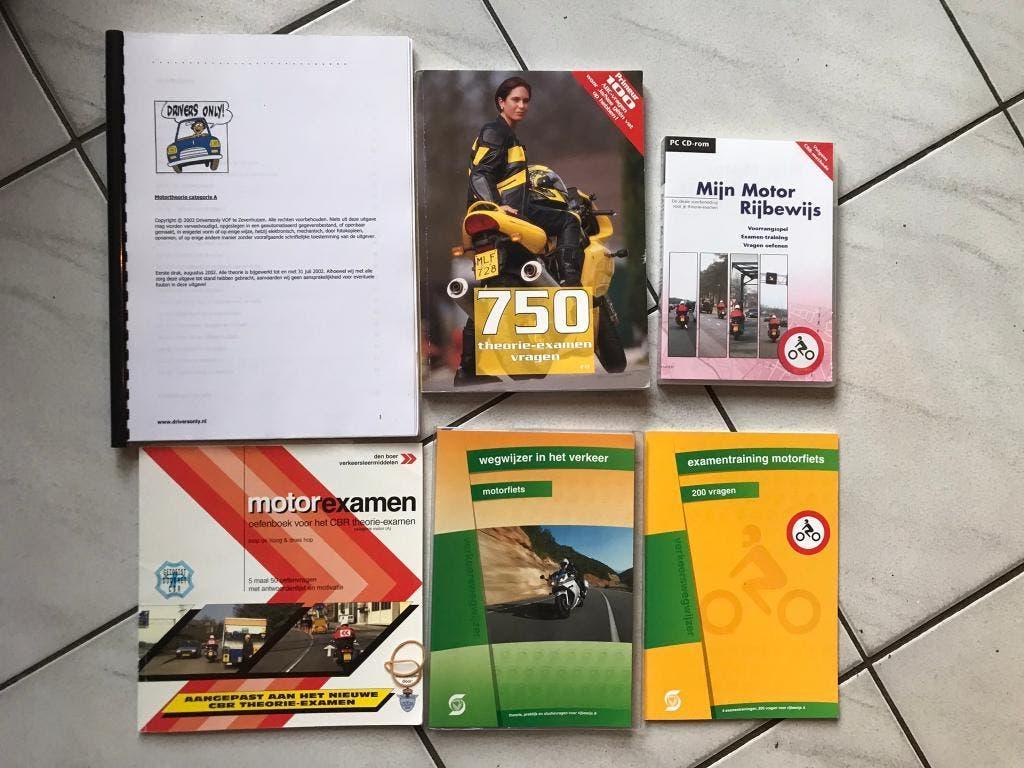 Motor rijles theorieboeken plus CD, Ophalen of Verzenden, Alpha, Zo goed als nieuw, Overige niveaus