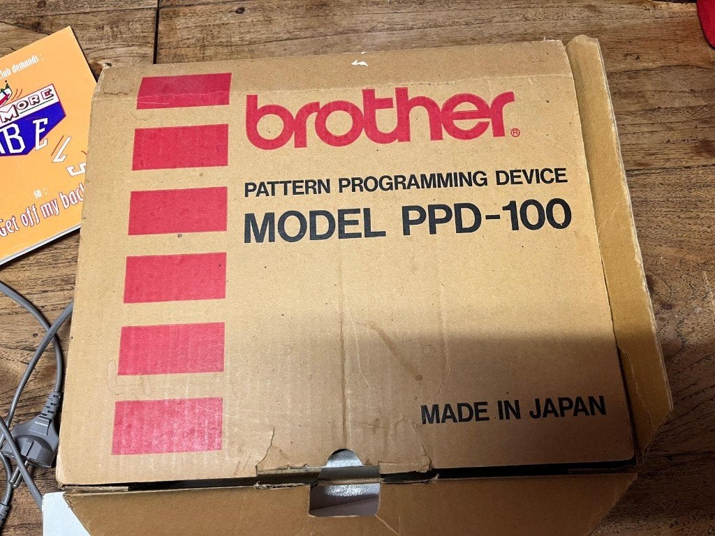 breimachine Brother Model PPD-100 Pattern Programming Device, Ophalen, Gebruikt, Breien, Machine