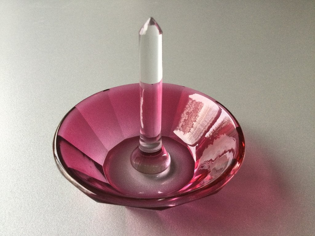 Antieke ringenhouder van cranberry glas, Antiek en Kunst, Antiek | Glas en Kristal, Ophalen of Verzenden