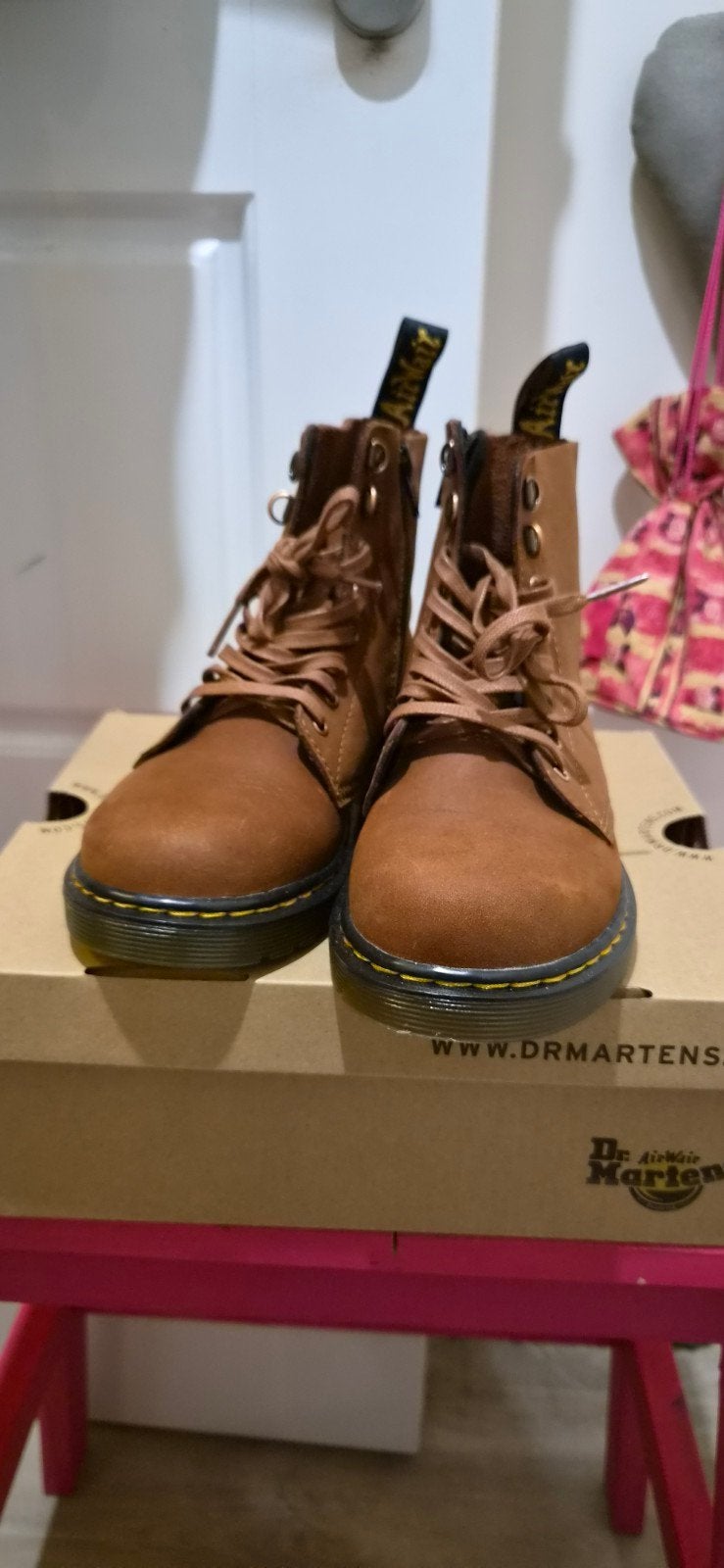 Nieuwe Kids Dr. Martens bruin suède leer maat 33, Kinderen en Baby's, Ophalen, Dr. Martens, Jongen of Meisje, Nieuw