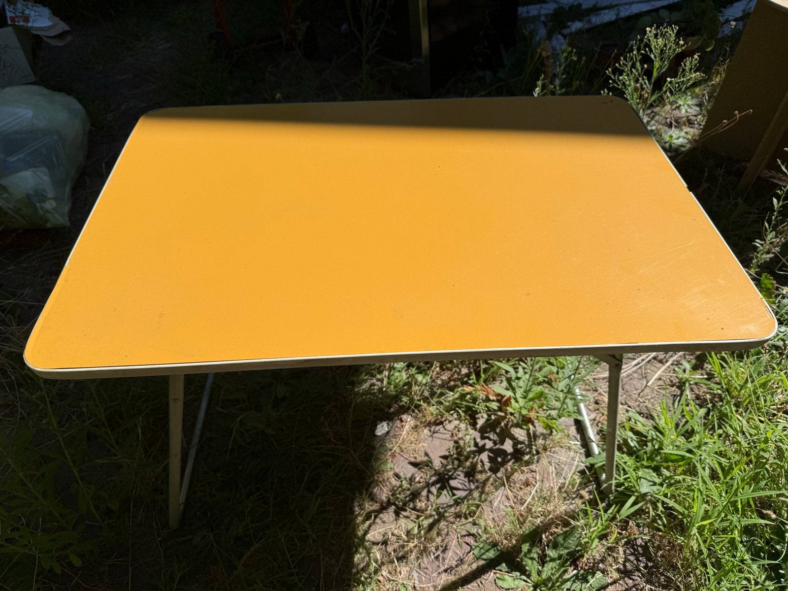 Vintage campingtafel - Geel inklapbaar, Ophalen of Verzenden, Gebruikt, Campingtafel