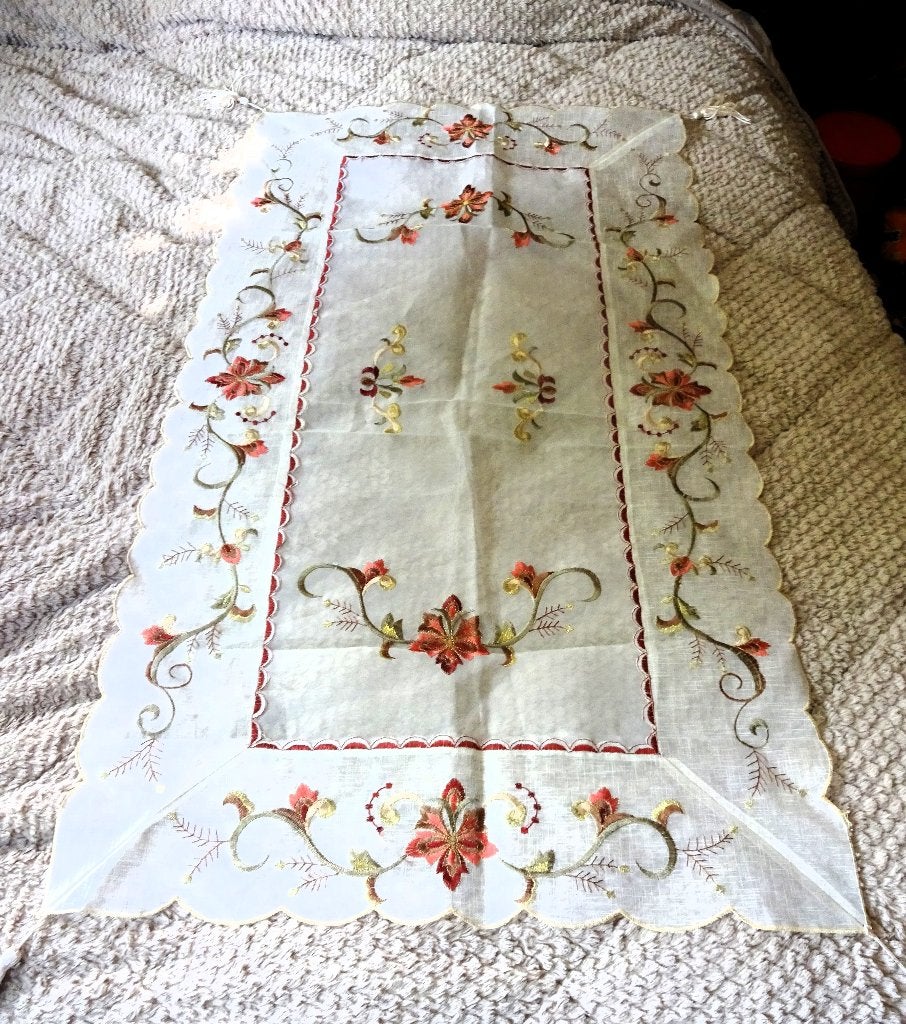 Doorzichtig wit geborduurd tafelkleedje of loper 58 x 106 cm, Verzenden, 58 cm, Zo goed als nieuw, Wit
