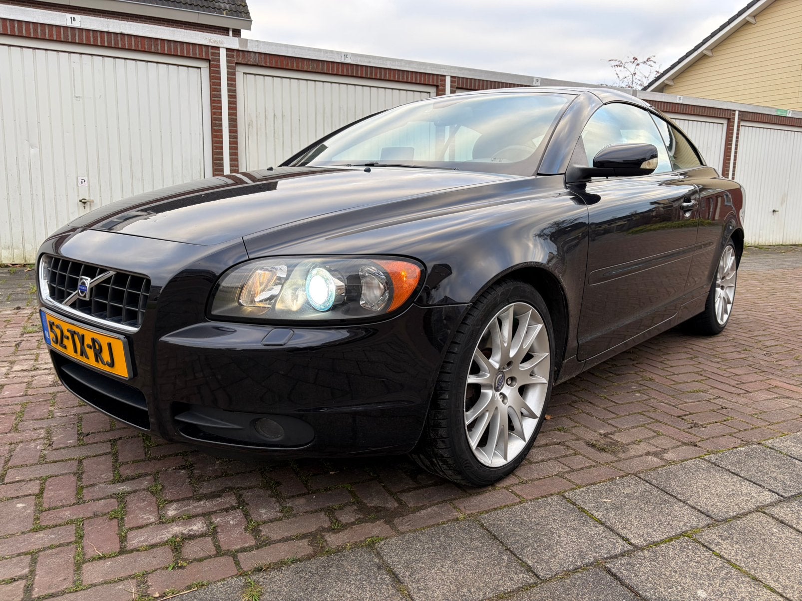 Volvo C70 2.4 D5 Geartronic 2007 Zwart Cabrio Summum Aut Apk, Auto's, Volvo, C70, 197 €/maand, Cabriolet, Zwart