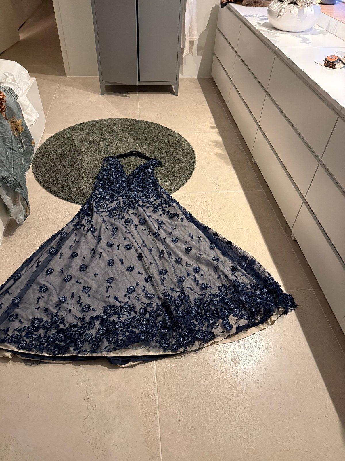 Prachtige Donkerblauwe Galajurk met Bloemenapplicaties, Kleding | Dames, Maat 38/40 (M), Galajurk, Blauw, Ophalen of Verzenden