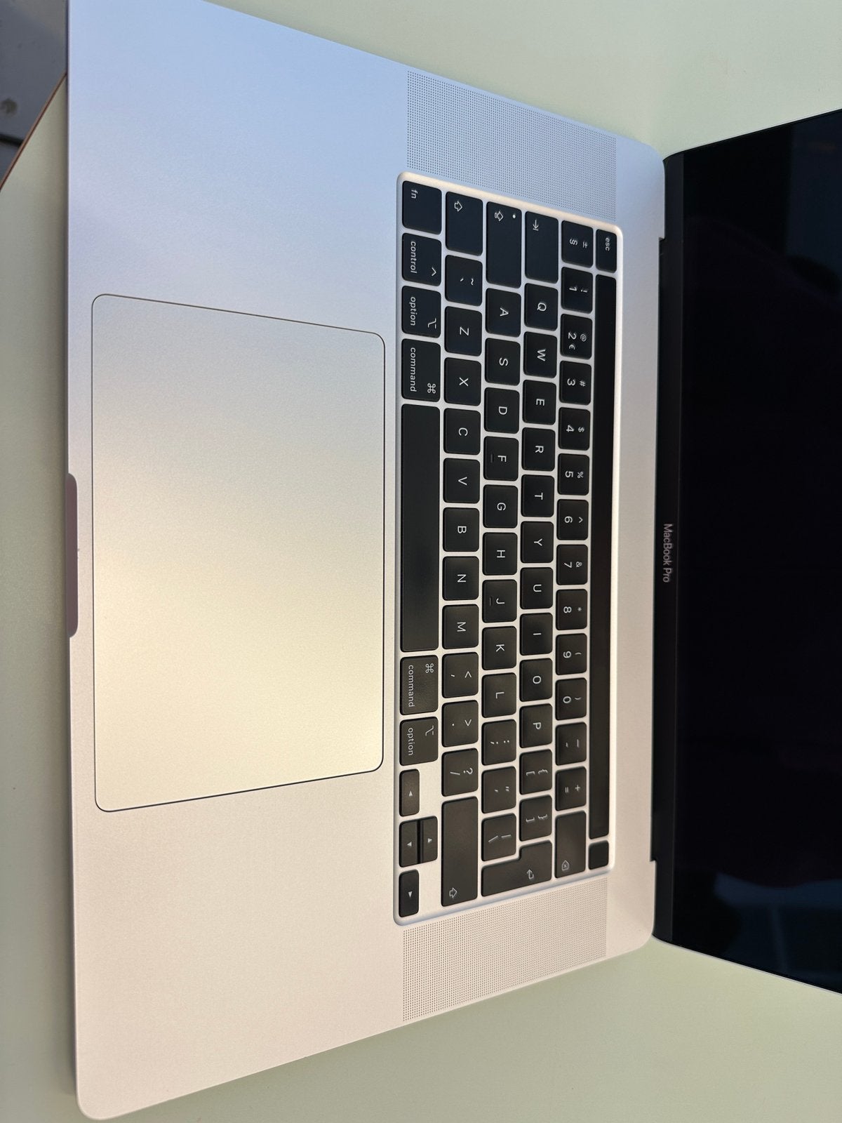 Foto 4 van Macbook pro 2019 16inch i7 16gb