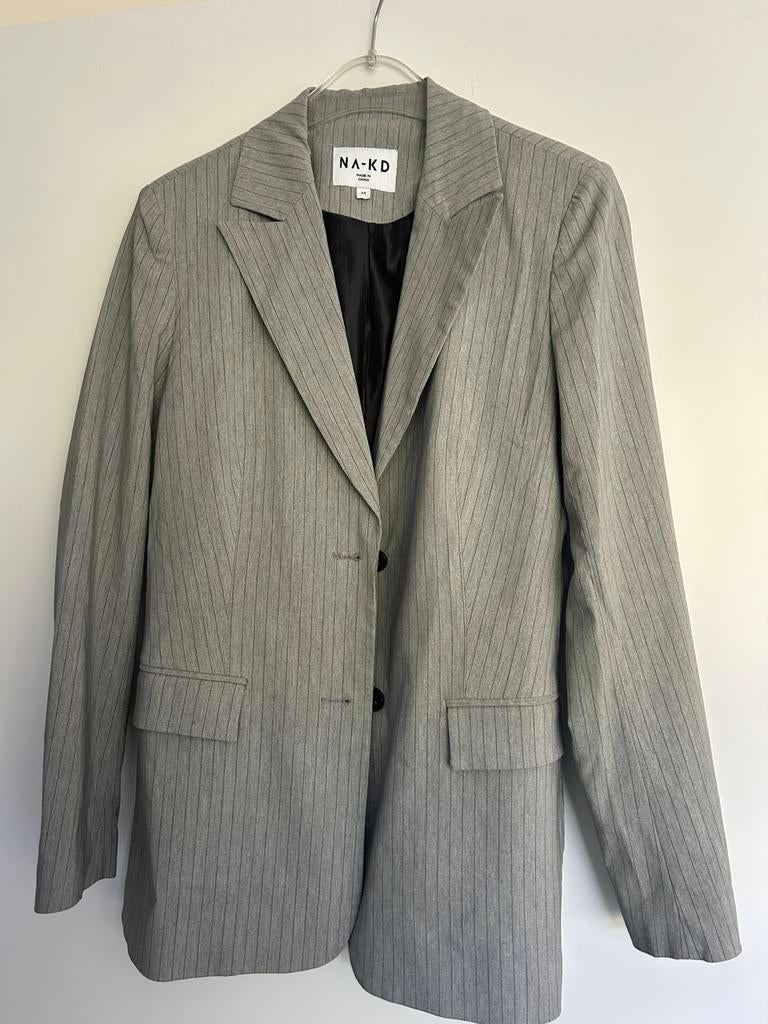 Jasje / blazer, grijs met streepen, Na-kd, maat 34, Ophalen of Verzenden, Zo goed als nieuw, Maat 34 (XS) of kleiner, Grijs
