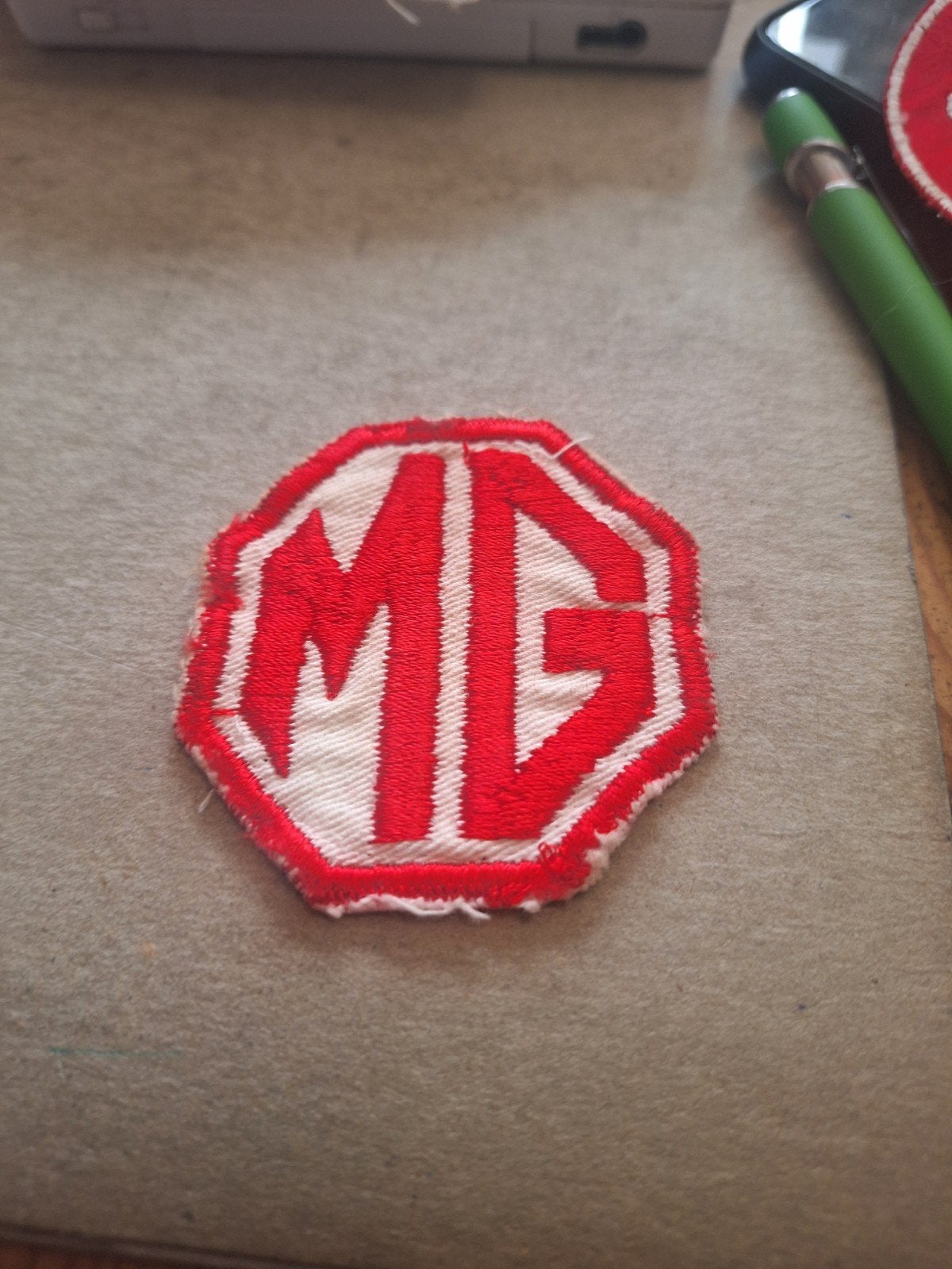 MG logo embleem patch - rood en wit, Ophalen of Verzenden, Gebruikt