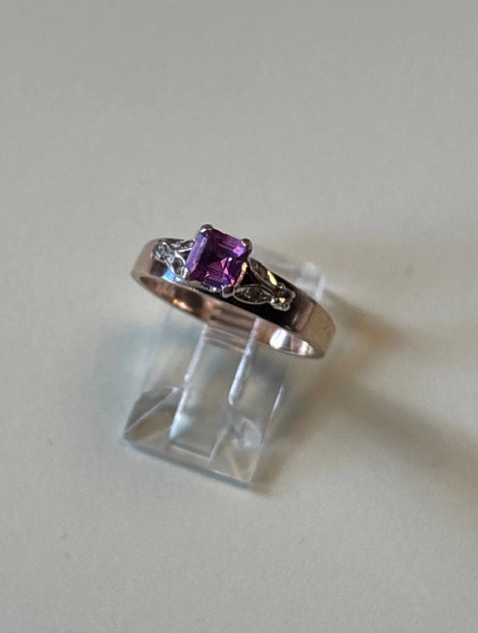 Vintage 9 karaat gouden ring met paarse steen en strass, Met kristal, Verzenden, Paars, Zo goed als nieuw