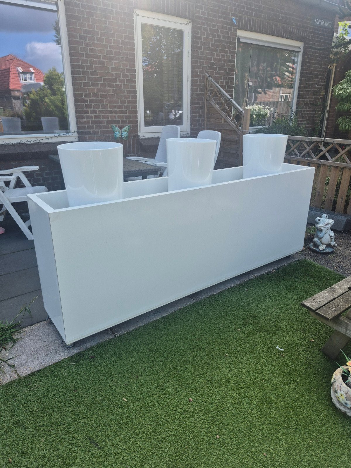 Grote witte ( hoogglans) plantenbak op wieltjes met 3 vazen, Ophalen, Kunststof, Gebruikt, 100 cm of meer