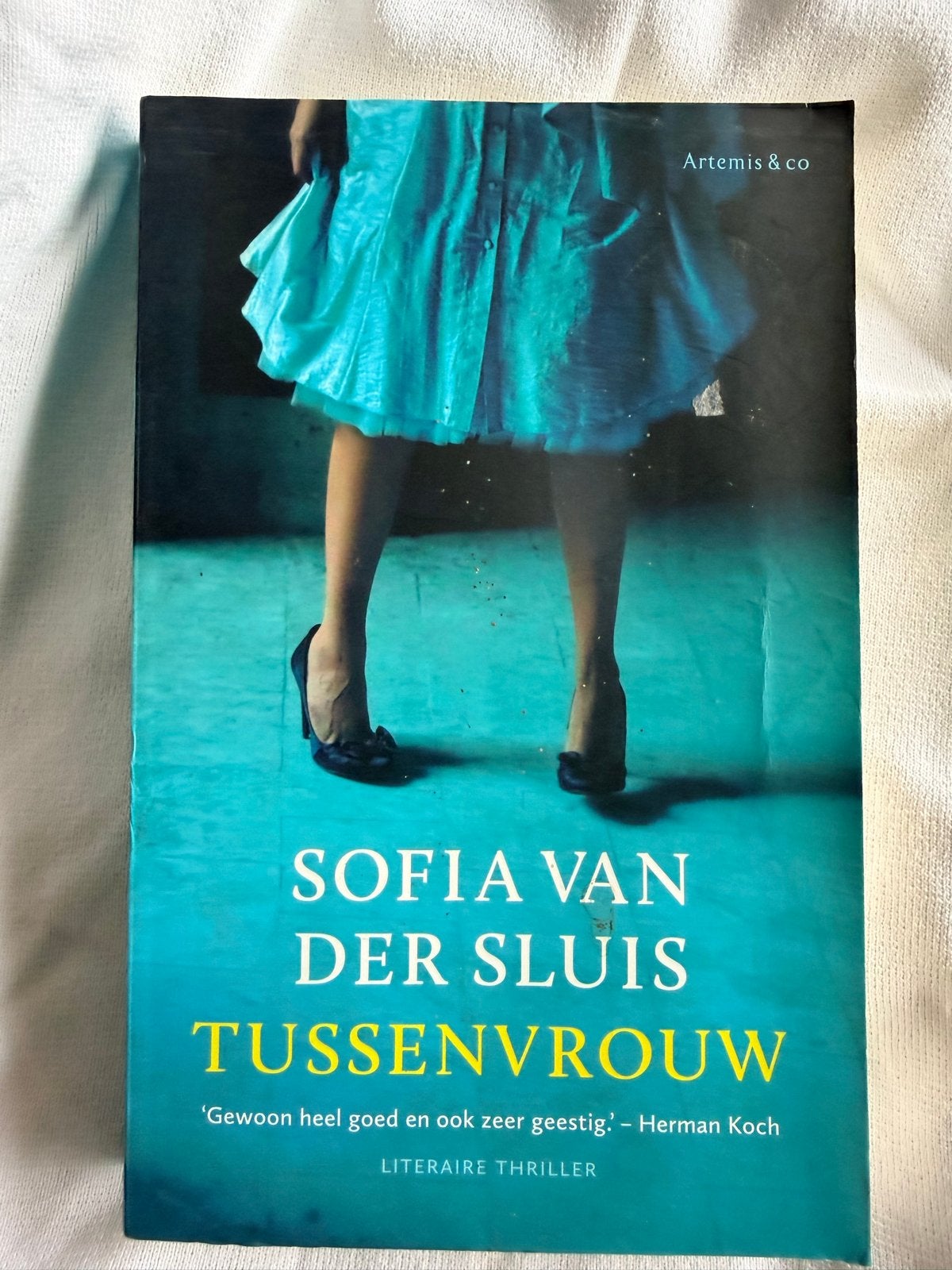 Tussen vrouw - Sofia van der Sluis (Literaire thriller), Ophalen of Verzenden, Zo goed als nieuw, Nederland