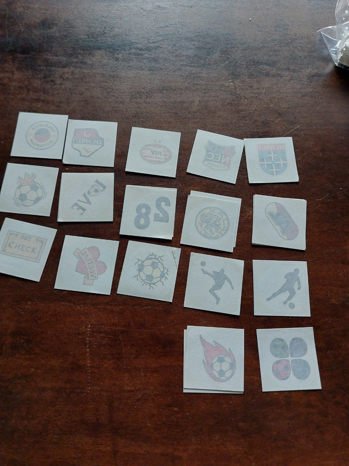 plus voetbalplaatjes tattoos 2025/26 ruilen, Verzenden, Nieuw
