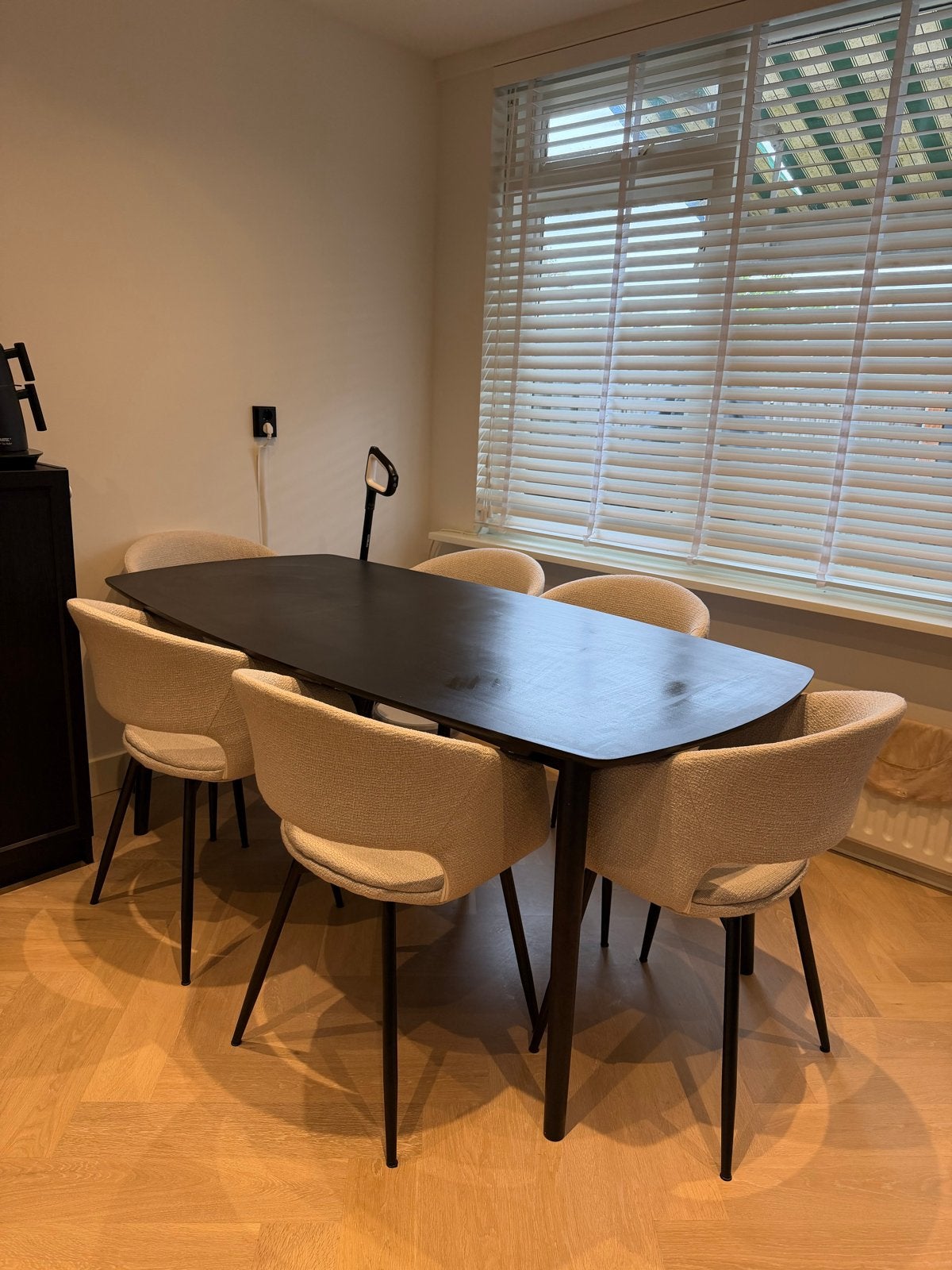 Elegante eetkamerset: Zwarte tafel met 6 comfortabele stoele, Ophalen, 50 tot 100 cm, Zo goed als nieuw, Vijf personen of meer