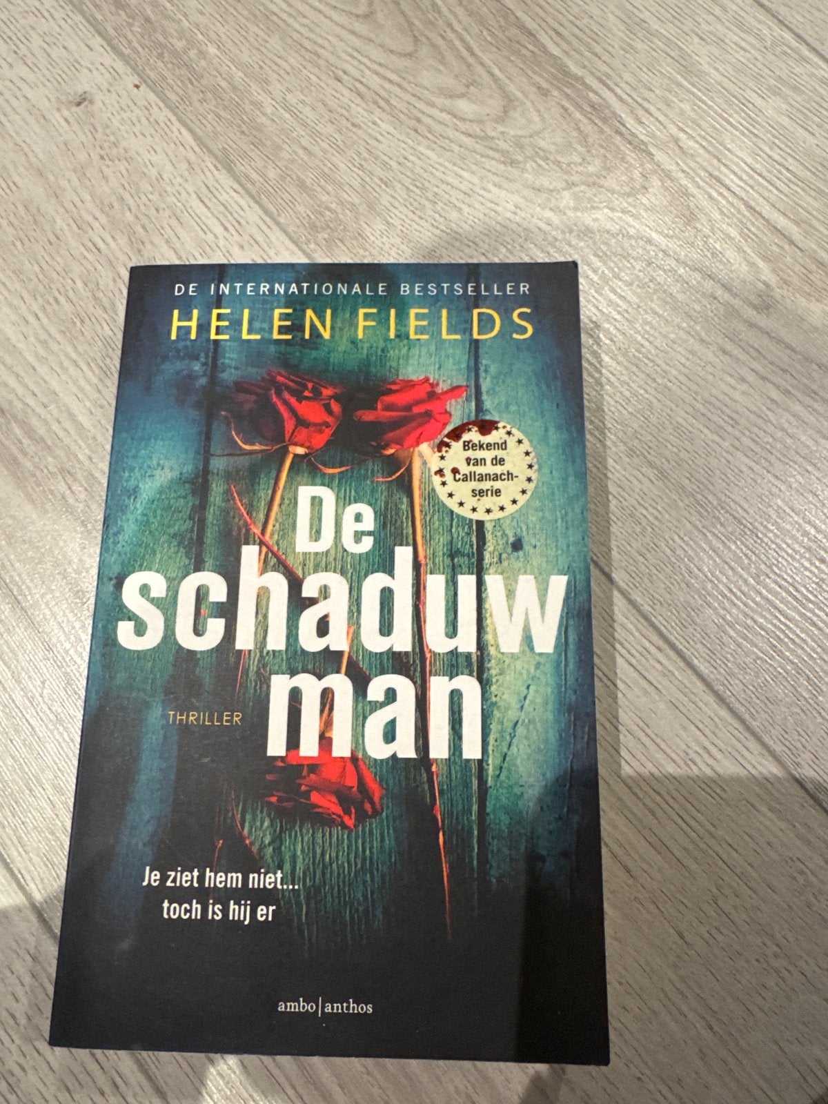 De Schaduwman - Helen Fields (Thriller), Ophalen of Verzenden, Zo goed als nieuw
