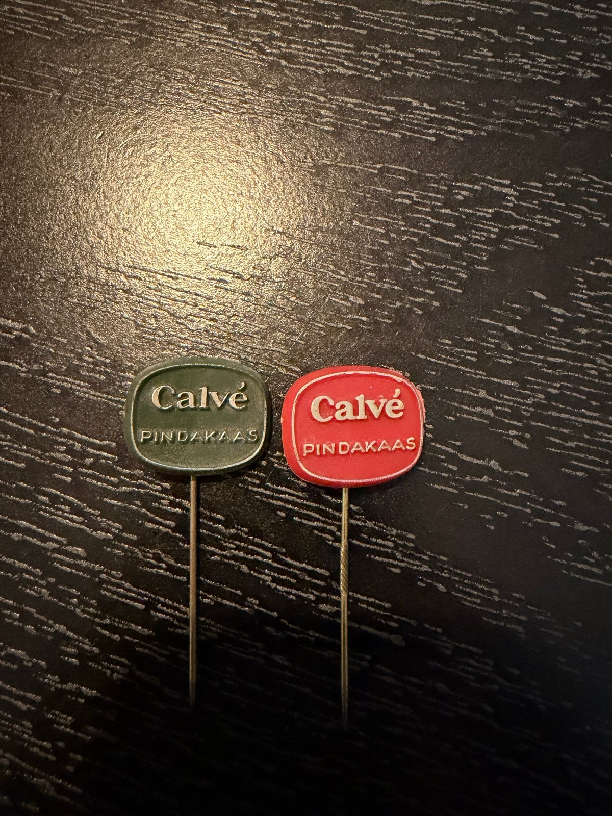 Vintage Calvé Pindakaas Speldjes - Groen en Rood, Verzamelen, Verzenden, Gebruikt, Merk, Speldje of Pin