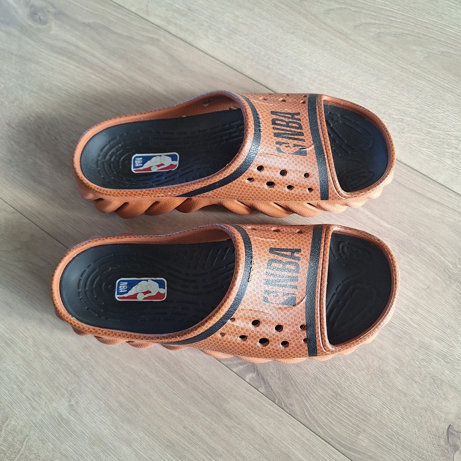Crocs NBA Slippers - Maat 39/40, Kleding | Dames, Slippers, Oranje, Ophalen of Verzenden, Zo goed als nieuw