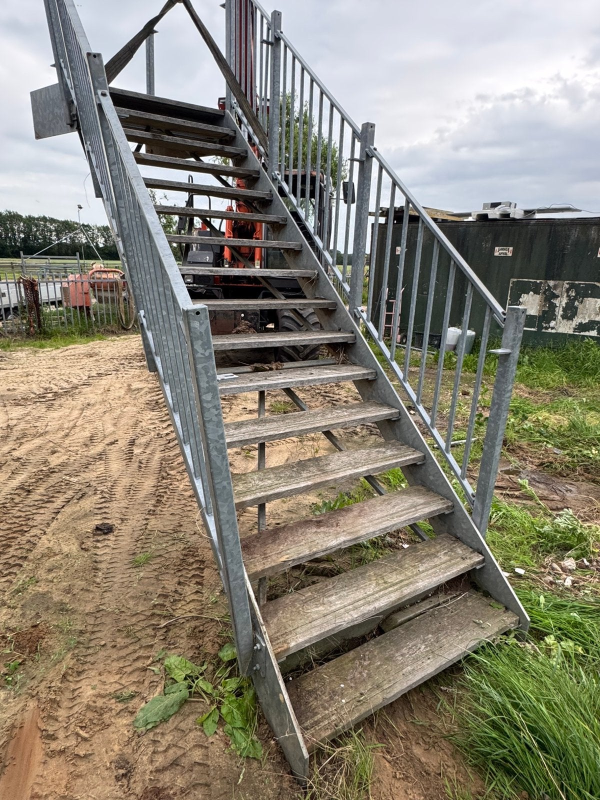Degelijke stalen trap, Doe-het-zelf en Verbouw, Ladders en Trappen, Ophalen of Verzenden, Zo goed als nieuw, Minder dan 2 meter