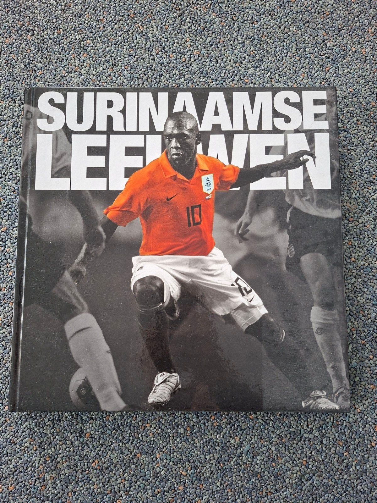 Surinaamse Leeuwen - Hardcover Boek over Voetbalhelden, Ophalen of Verzenden, Zo goed als nieuw, Guus Hiddink, Balsport