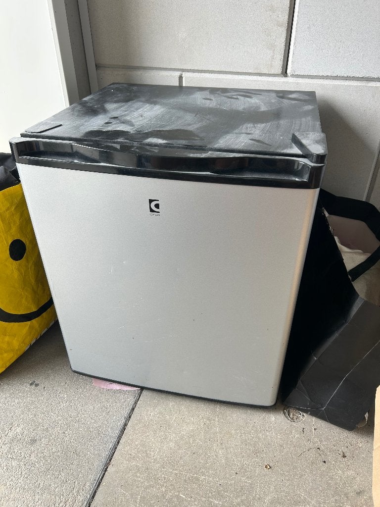 Mini koelkast (KAPOT), Witgoed en Apparatuur, Ophalen, Zonder vriesvak, Minder dan 85 cm, Minder dan 75 liter