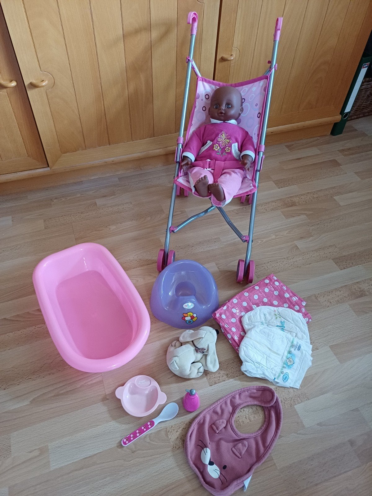 Vrolijke poppenbuggy met pop en uitgebreide verzorgingsset, Kinderen en Baby's, Speelgoed | Poppen, Ophalen of Verzenden, Zo goed als nieuw
