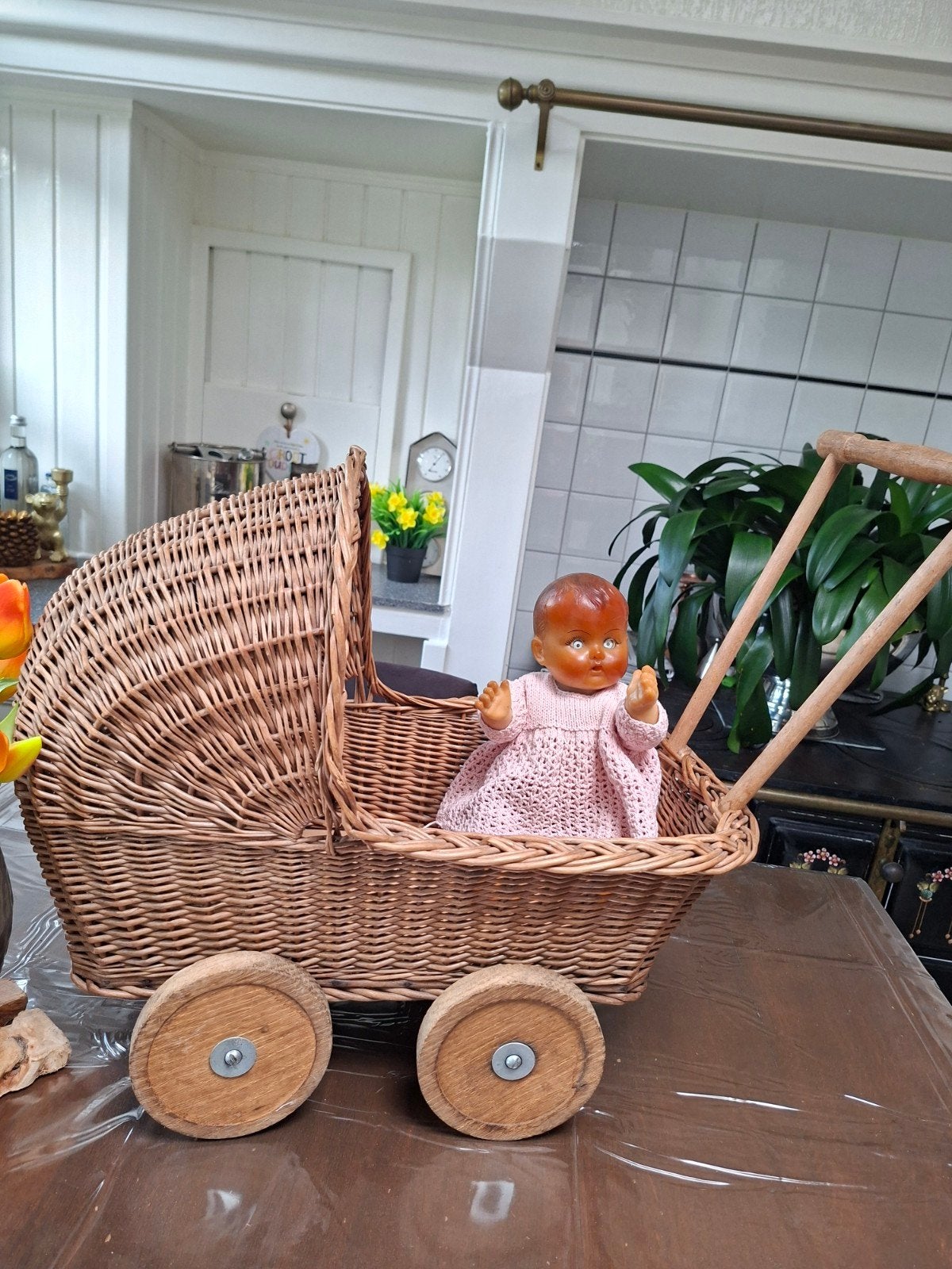 Retro poppenwagen riet+retro pop, Kinderen en Baby's, Speelgoed | Poppen, Ophalen of Verzenden, Gebruikt, Babypop