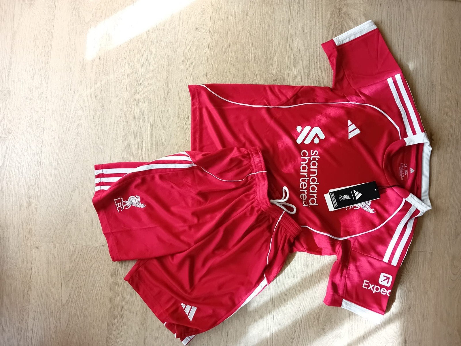 Liverpool thuisshirt en broekje voor kinderen, Nieuw, Overige maten, Ophalen of Verzenden, Voetbal