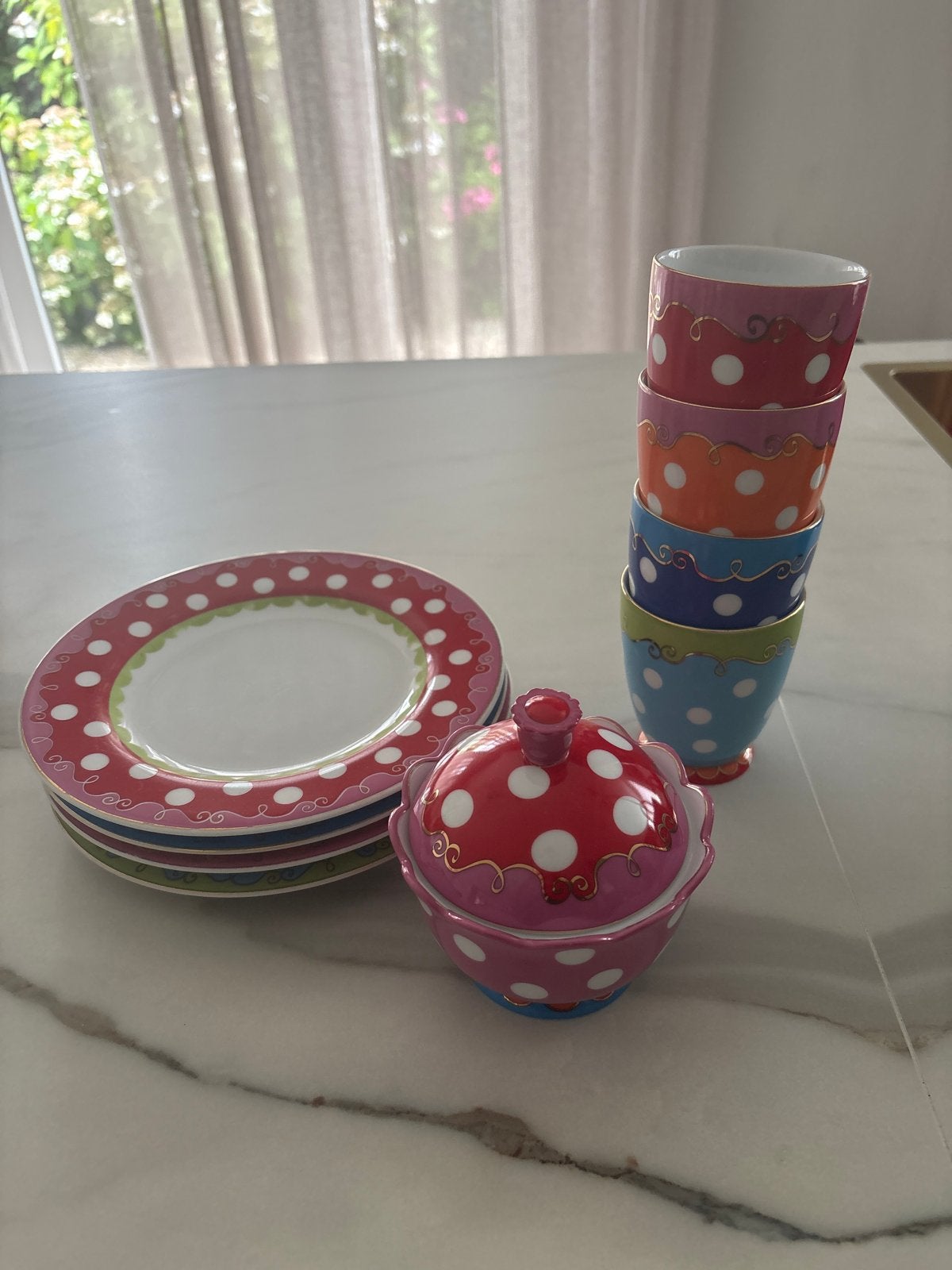 Oilily servies: 4 bordjes, 4 kopjes, 1 suikerpotje, Gebruikt, Overige merken, Keramiek, Ophalen of Verzenden