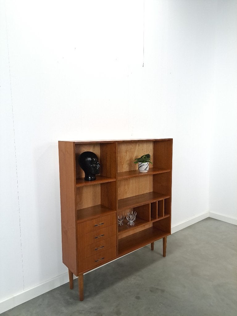 Deens teak vakkenkast met lades en hoge poten vintage, Met plank(en), Gebruikt, 100 tot 150 cm, 100 tot 150 cm