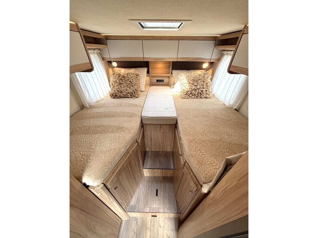 Hymer Exsis-T 474 9-TRAPS AUTOMAAT ENKELE BEDDEN XXL GARAGE, Caravans en Kamperen, Campers, Automaat, Winterisolatie, Standaard zit