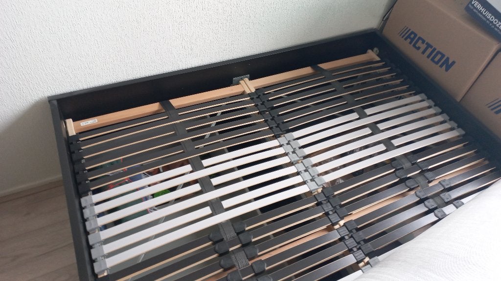 Foto 10 van 140x200 bed met lades, lattenbodem en matras