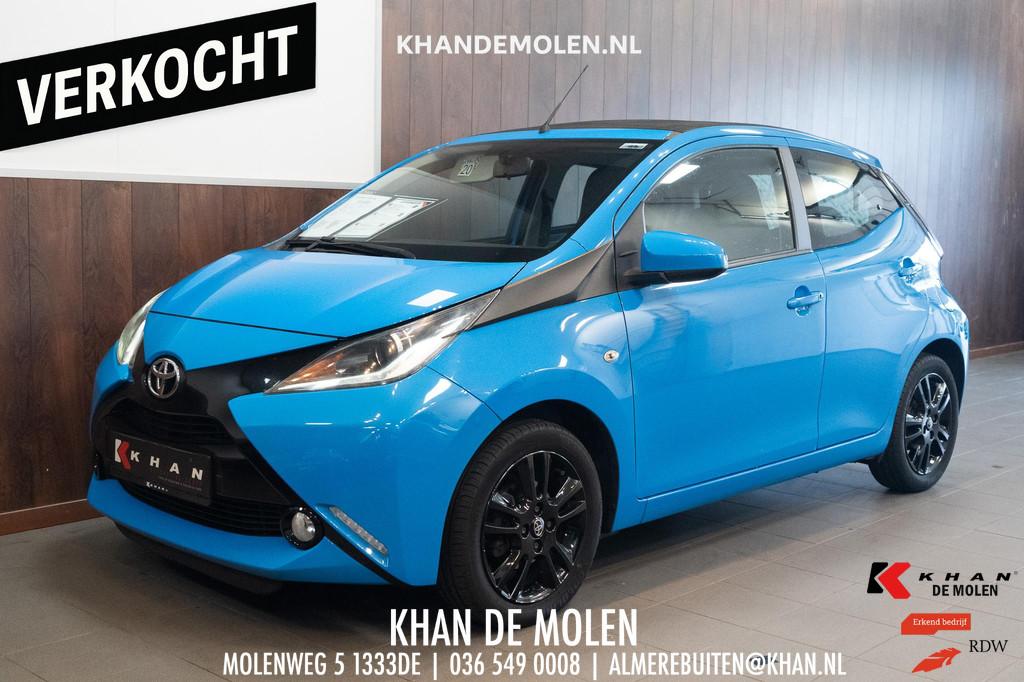 Toyota Aygo 1.0 VVT-i x-play Schuifdak|Camera|Scherm|Navigat, Voorwielaandrijving, Gebruikt, Euro 6, Handgeschakeld