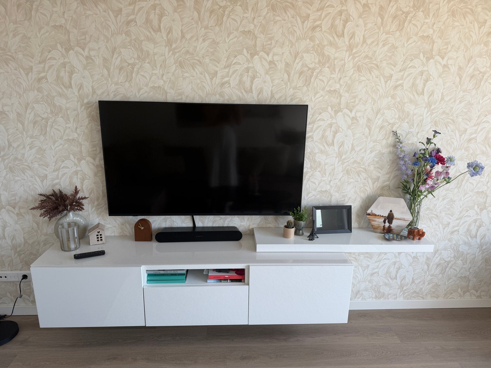 Moderne witte tv-meubel met zwevende plank, Ophalen, Kunststof, Zo goed als nieuw, 200 cm of meer