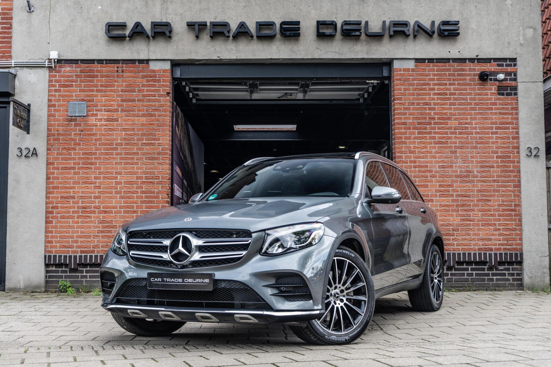 Mercedes GLC-klasse 250 4MATIC AMG Pano / 360 / Trekhaak, Auto's, Gebruikt, Zwart, 4 cilinders, Vierwielaandrijving