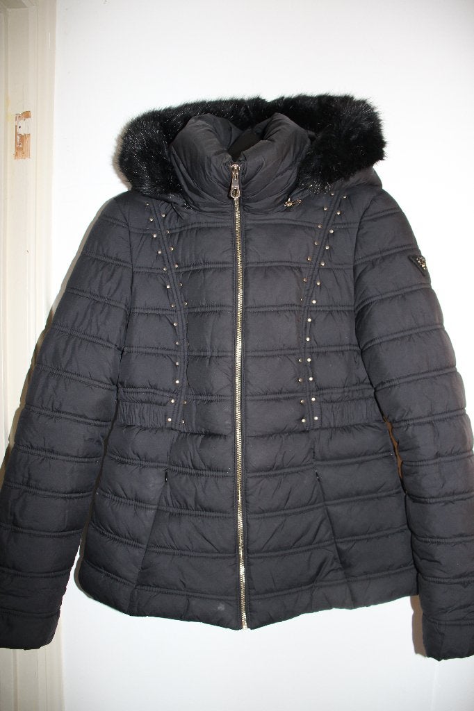 Guess winter jas - puffer met nep bont - zwart/goud m/38, Kleding | Dames, Ophalen of Verzenden, Gedragen, Maat 38/40 (M), Zwart