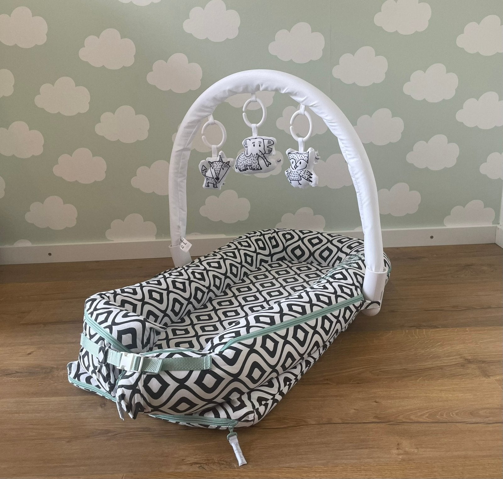 Babynestje van Sleepyhead Deluxe+  met speelboog, Ophalen, Zo goed als nieuw