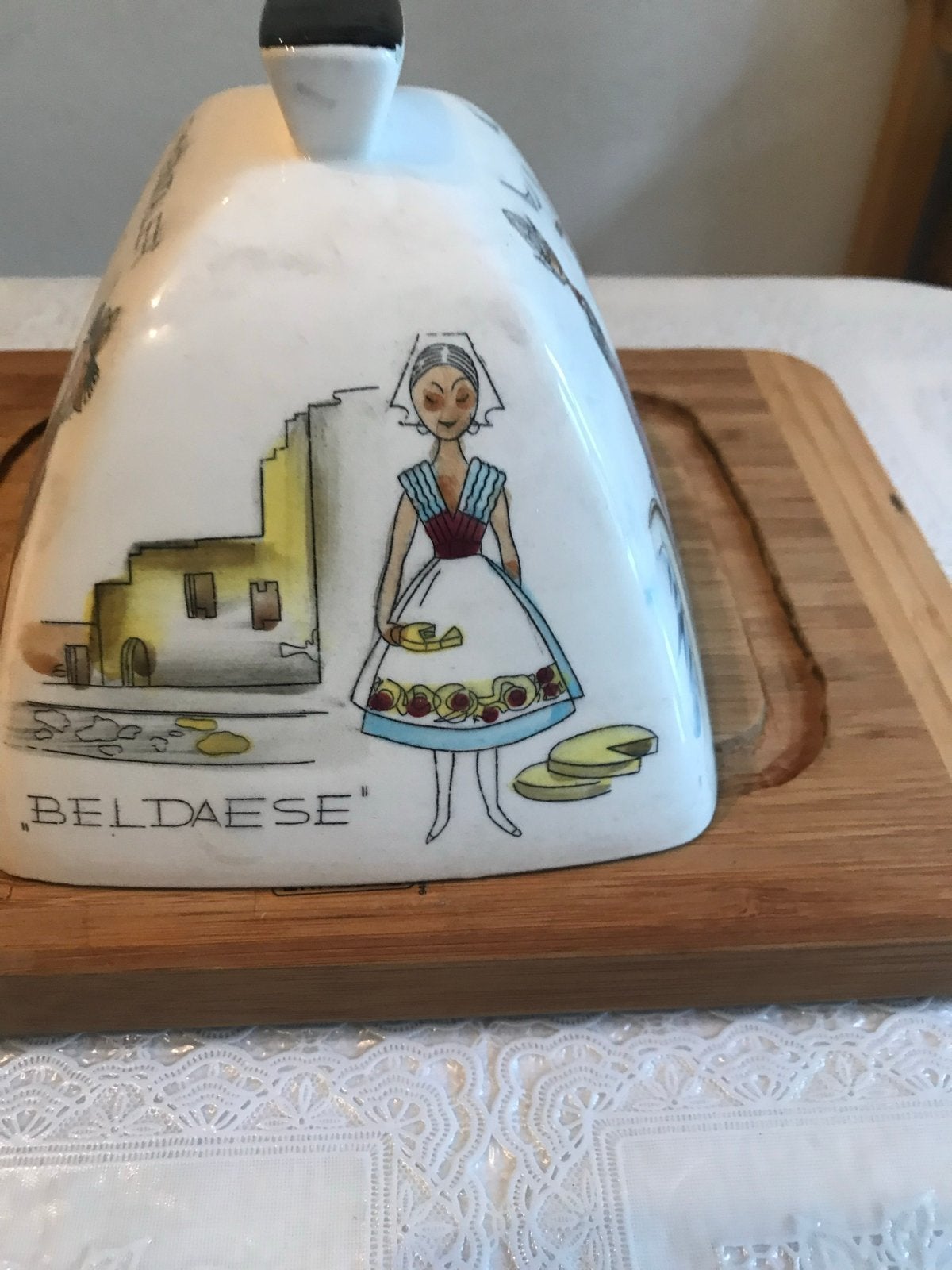 Kaasstolp op houten plank met authentieke kaasafbeeldingen, Ophalen, Overige merken, Overige typen, Vintage