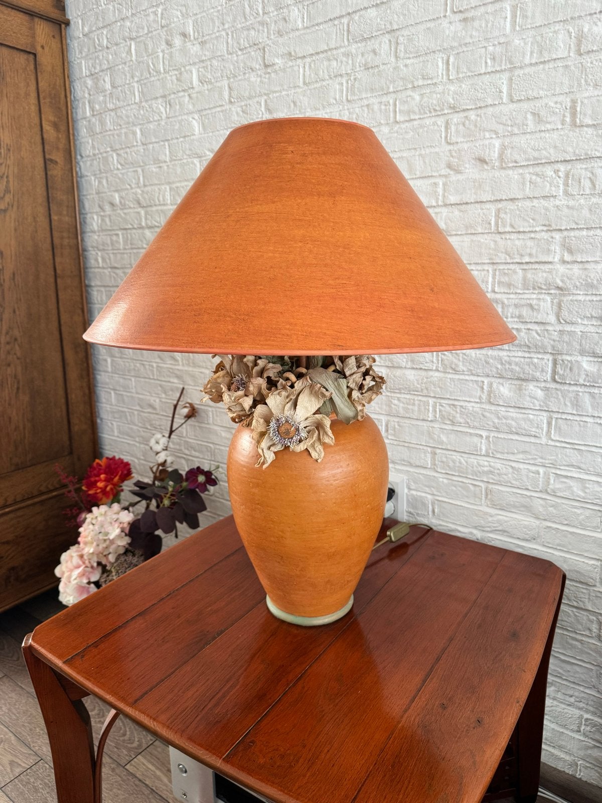 Vintage oranje tafellamp met gedroogde bloemen, Ophalen of Verzenden