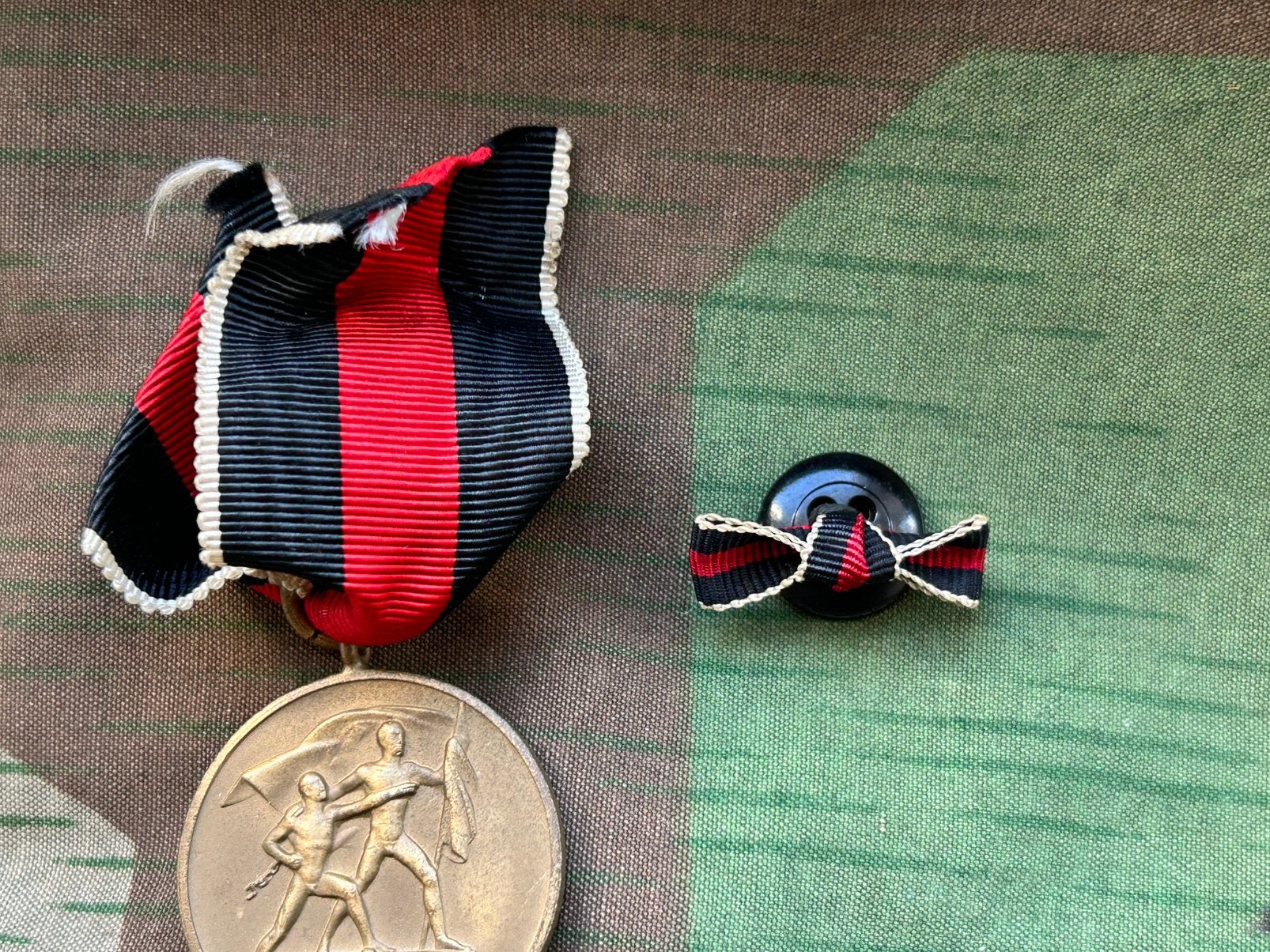WW2 Duitse Sudeten medaille met knopfloch, Verzamelen, Militaria | Tweede Wereldoorlog, Ophalen of Verzenden, Duitsland, Lintje, Medaille of Wings
